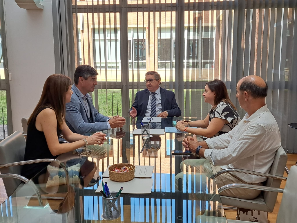L'Alcalde Marcos Zaragoza es reuneix amb el conseller d'Educació, José Antonio Rovira, per mostrar les necessitats dels centres educatius i sol·licitar més inversió al Pla Edificant